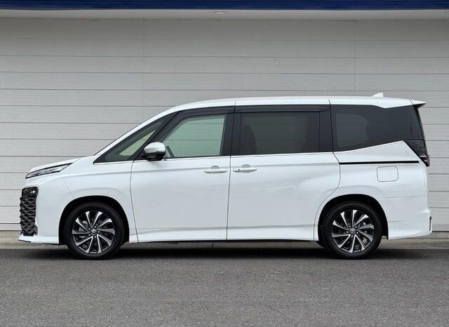 
								TOYOTA VOXY HYBRID S-Z full									