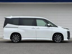 
										TOYOTA VOXY HYBRID S-Z full									