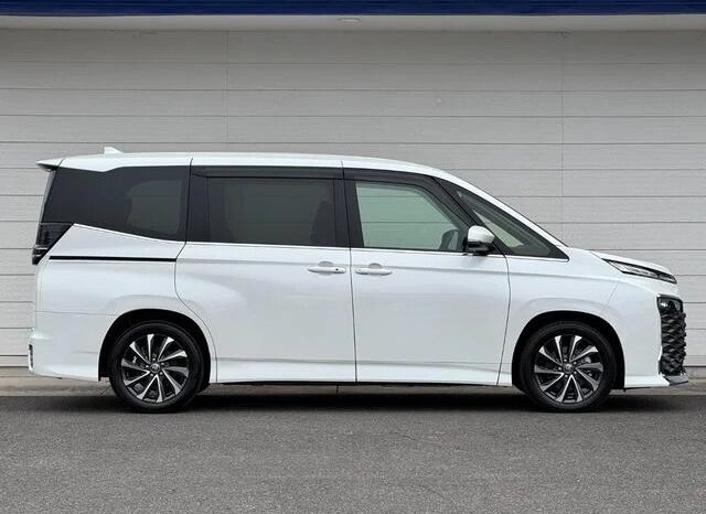 
								TOYOTA VOXY HYBRID S-Z full									