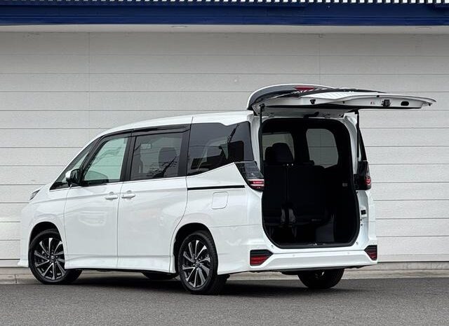 
								TOYOTA VOXY HYBRID S-Z full									