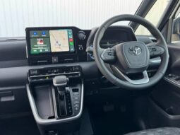 
										TOYOTA VOXY HYBRID S-Z full									
