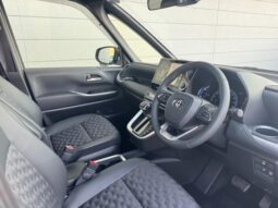 
										TOYOTA VOXY HYBRID S-Z full									