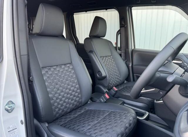 
								TOYOTA VOXY HYBRID S-Z full									