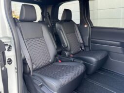 
										TOYOTA VOXY HYBRID S-Z full									