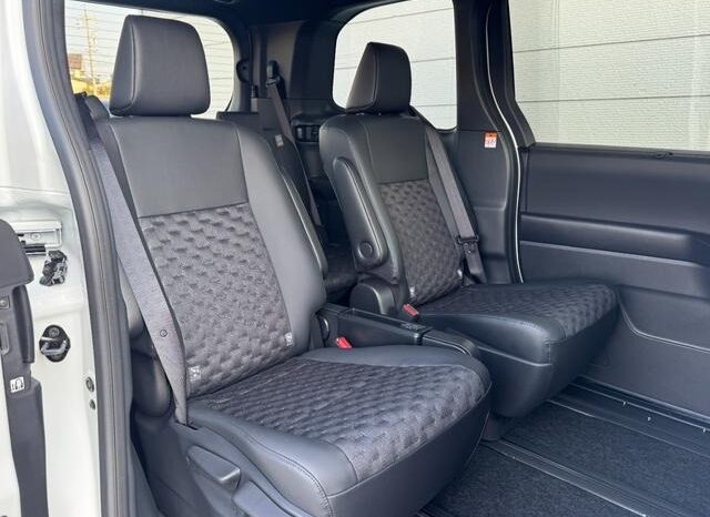 
								TOYOTA VOXY HYBRID S-Z full									