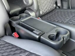 
										TOYOTA VOXY HYBRID S-Z full									