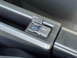 
										TOYOTA VOXY HYBRID S-Z full									