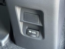 
										TOYOTA VOXY HYBRID S-Z full									