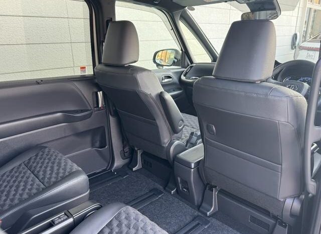 
								TOYOTA VOXY HYBRID S-Z full									