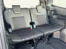 
										TOYOTA VOXY HYBRID S-Z full									