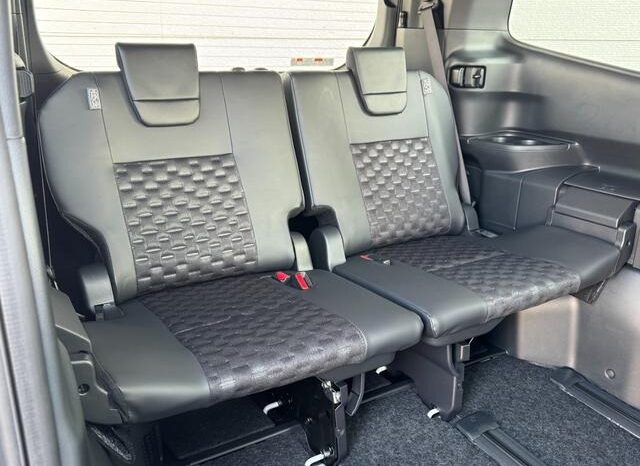 
								TOYOTA VOXY HYBRID S-Z full									