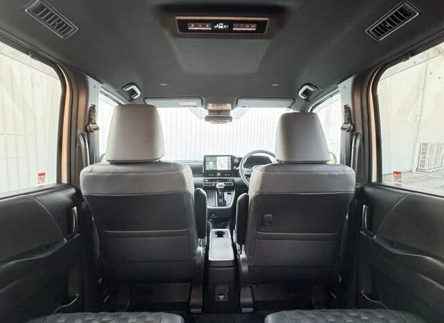 
								TOYOTA VOXY HYBRID S-Z full									