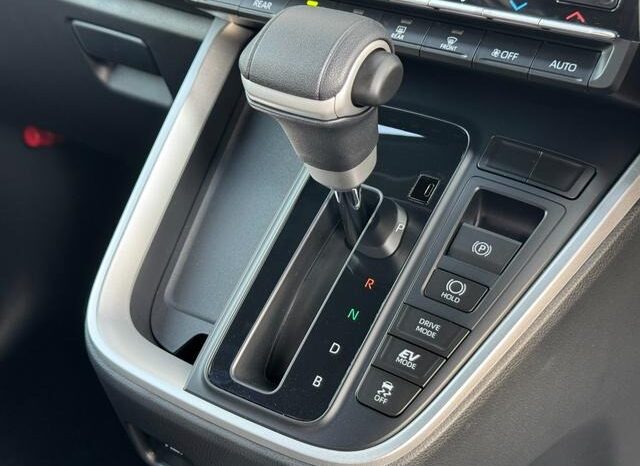 
								TOYOTA VOXY HYBRID S-Z full									