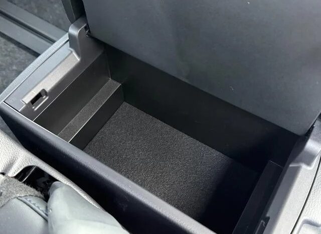 
								TOYOTA VOXY HYBRID S-Z full									