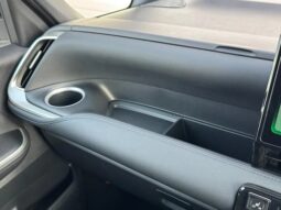 
										TOYOTA VOXY HYBRID S-Z full									