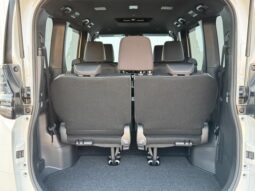 
										TOYOTA VOXY HYBRID S-Z full									