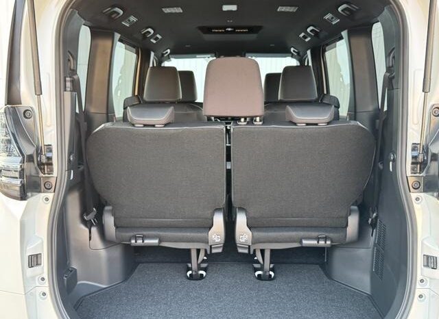 
								TOYOTA VOXY HYBRID S-Z full									