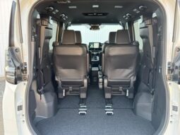 
										TOYOTA VOXY HYBRID S-Z full									