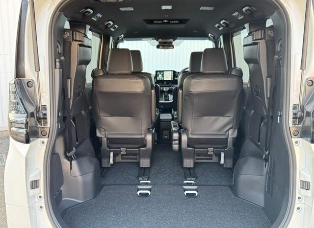 
								TOYOTA VOXY HYBRID S-Z full									