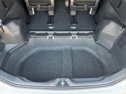 
										TOYOTA VOXY HYBRID S-Z full									