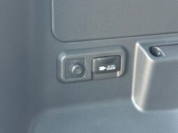 
										TOYOTA VOXY HYBRID S-Z full									